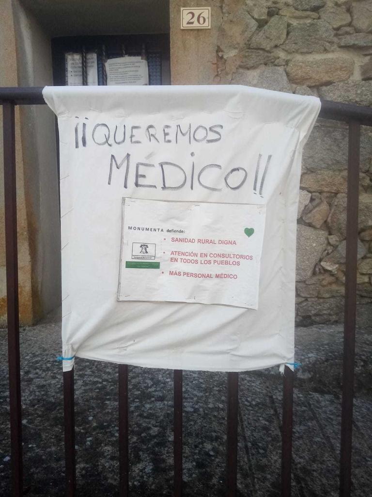 Telas colgadas frente al consultorio de Monumenta