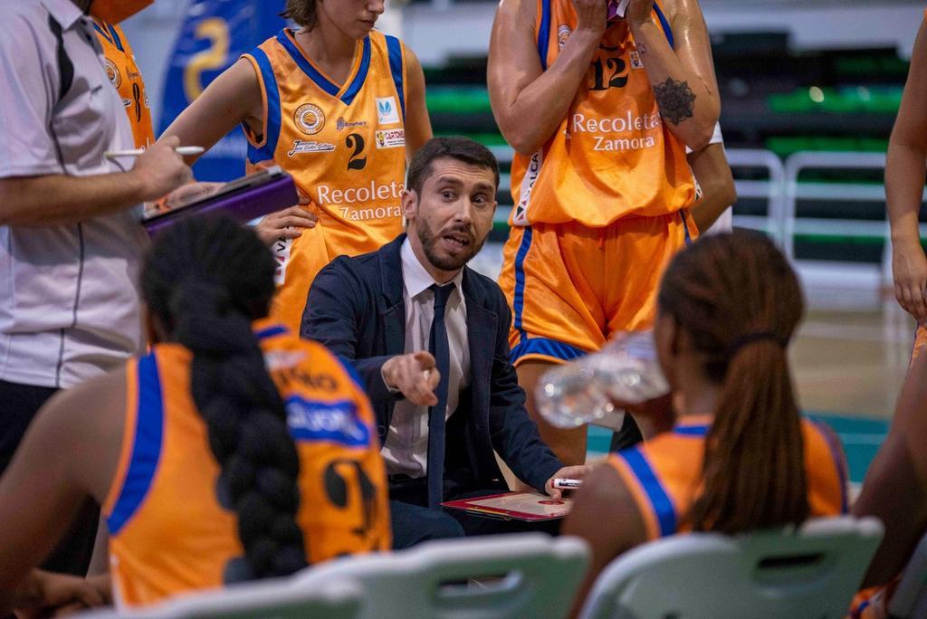 Jacinto Carvajal en un tiempo muerto en el partido frente Al-Qázeres. | FOTO: Al-Qázeres