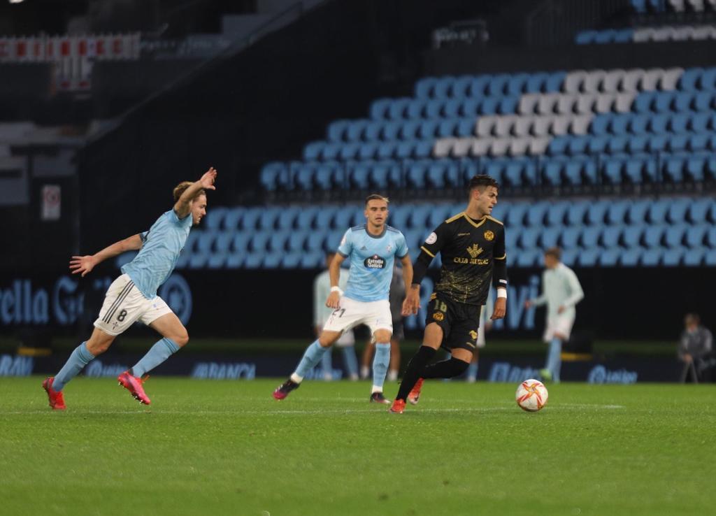 Dieguito controla el balón en el encuentro del Zamora CF contra el Celta