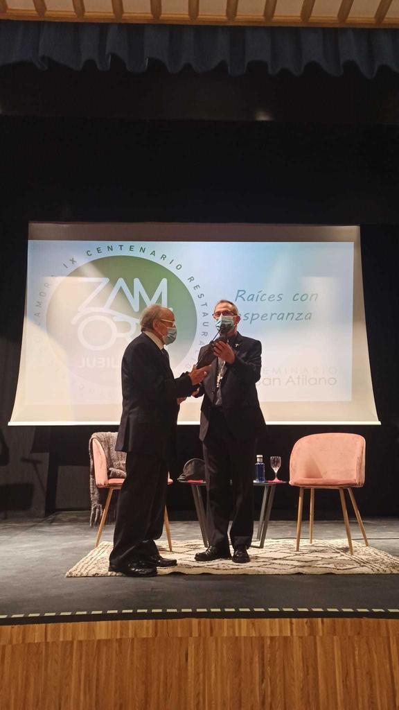 El doctor Diego recoge su premio