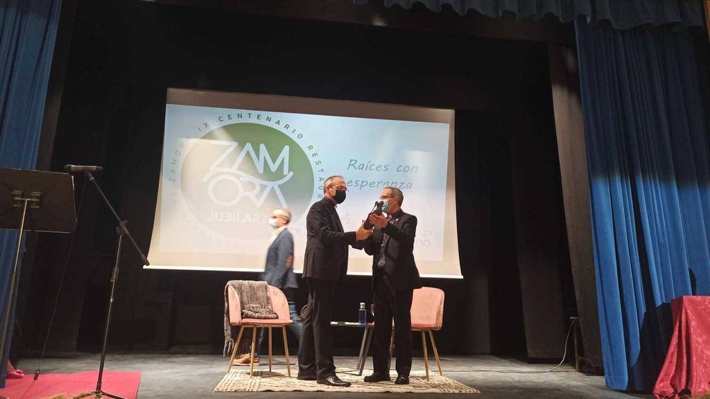 El delegado de Cáritas recoge su premio