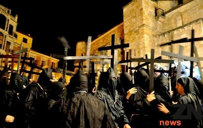 Procesión de Jesús Nazareno Vulgo Congregación recibiendo al Cinco de Copas. Foto de archivo