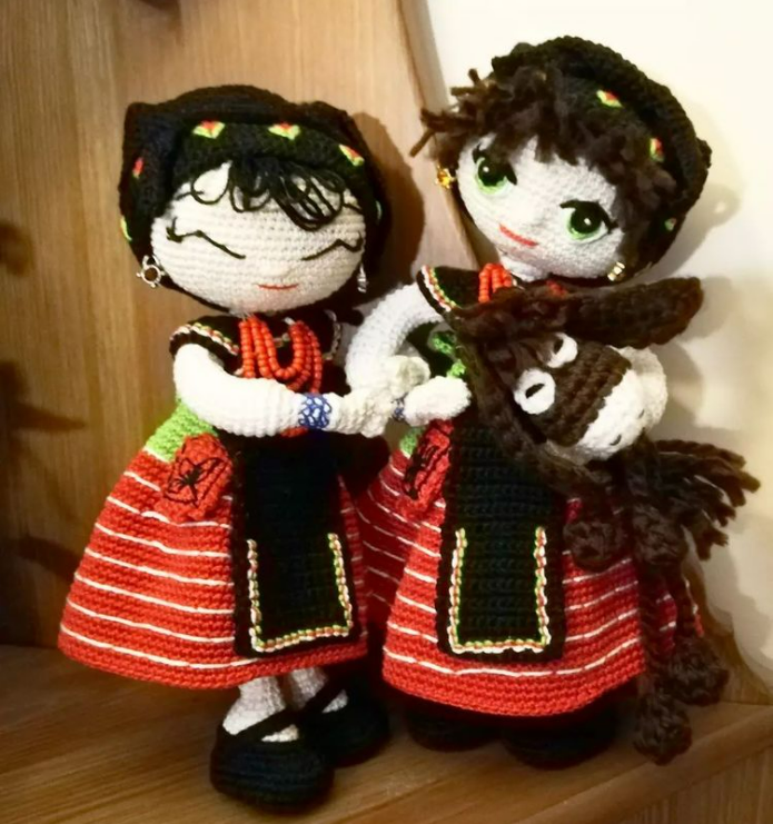 Amiguris vestidas con los típicos trajes regionales