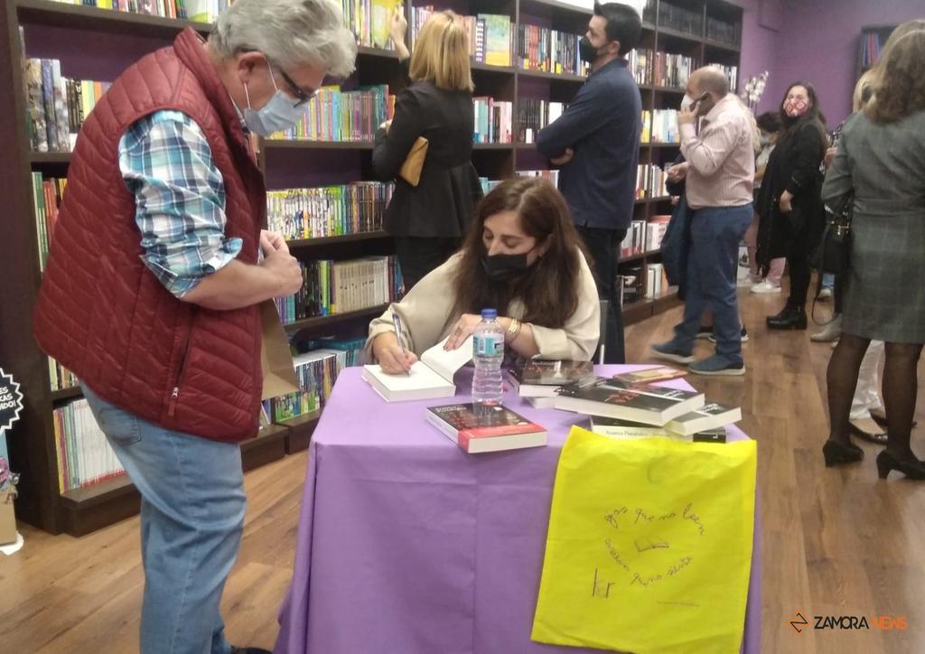 Inauguración LER Librerías. Firma libros de la autora Arantza Portabales