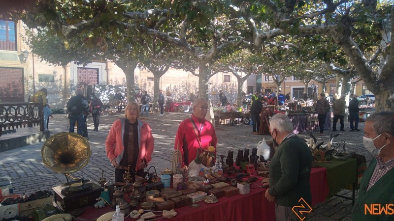 Pedro Monroy y Josefina Pérez, en su puesto de la Plaza de Viriato