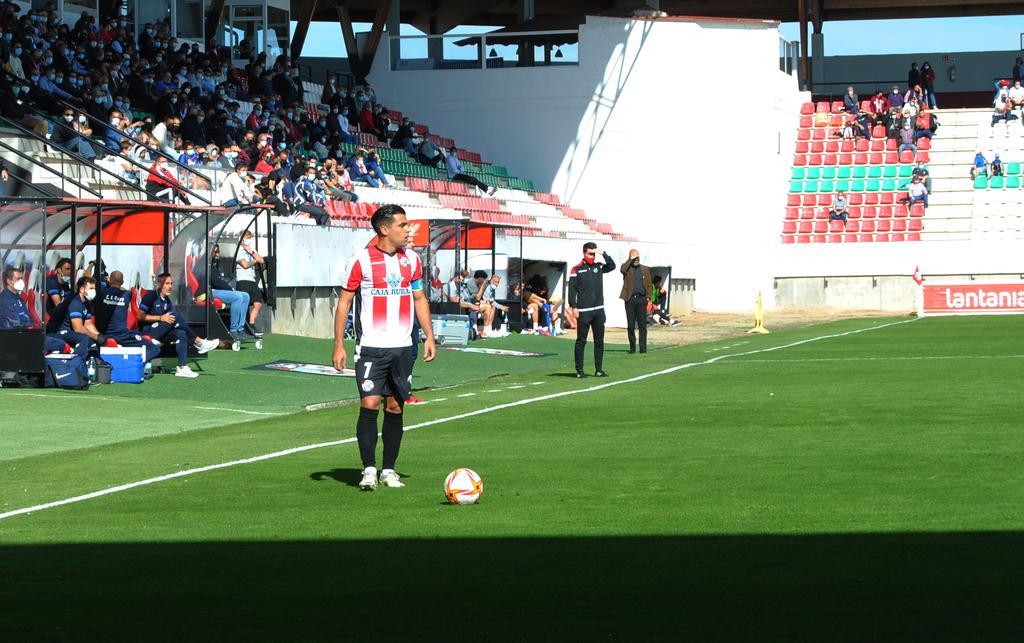 El capitán del Zamora CF, Dani Hernández se dispone a sacar una falta ante el Rayo Majadahonda. | FOTO: Héctor Barrueco