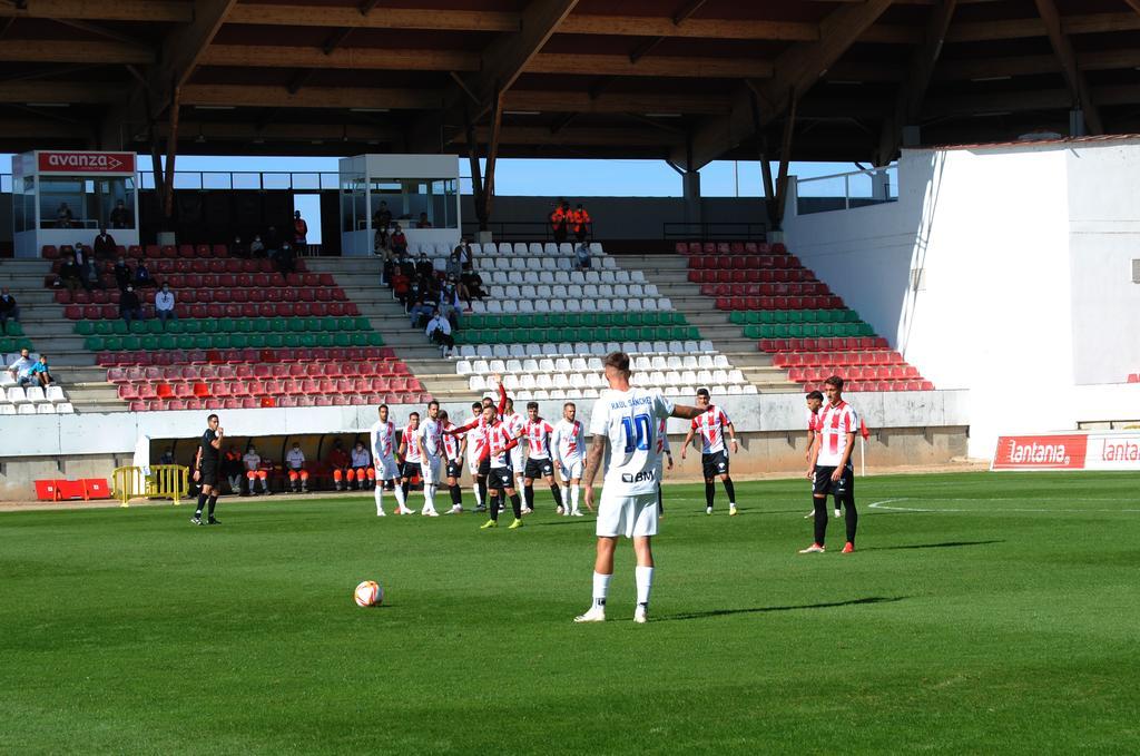 El jugador del Rayo Majadahonda se dispone a sacar una falta en el Estadio Municipal Ruta de la Plata, ante el Zamora CF. | FOTO: Zamora CF