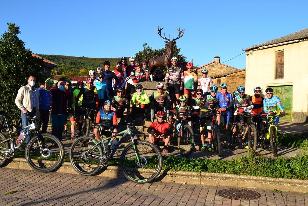 ciclistas en Villardeciervos