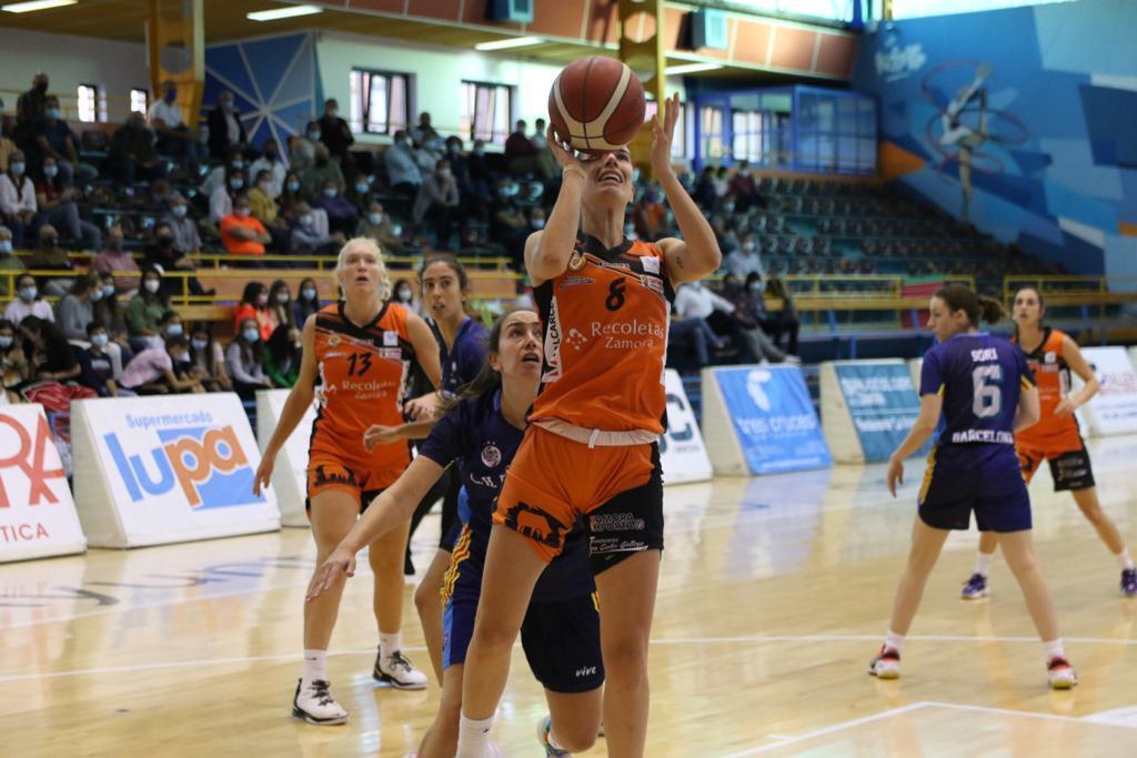 María Barneda entrando a canasta en un partido con el CD Zamarat. | FOTO: Marcos Vicente