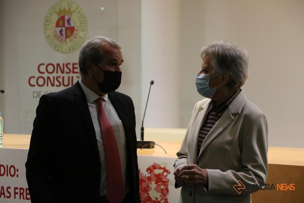 El presidente del Consejo Consultivo de Castilla y León, Agustín S. de Vega, y la consejera de Estado, Victoria Camps