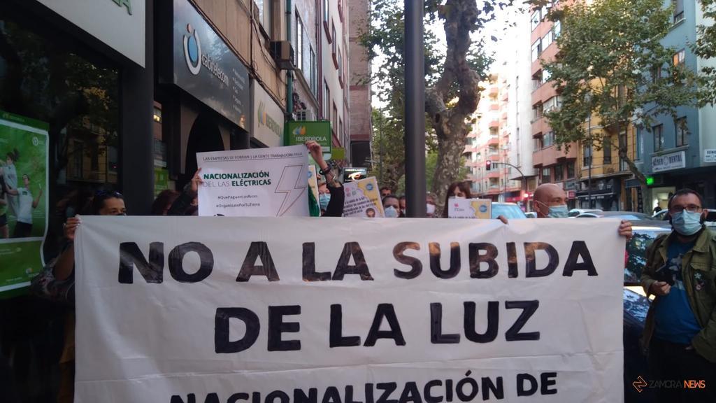Manifestación de las organizaciones de Plan De Choque Social Zamora contra la subida de la luz