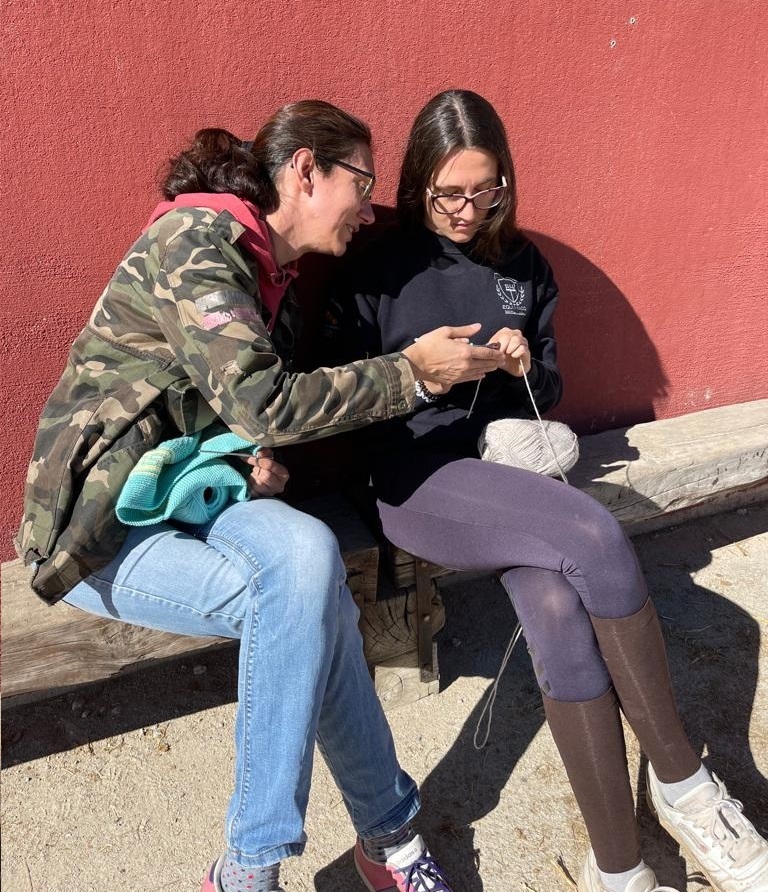 Noelia Fraile orienta a su hija durante una creación de ganchillo