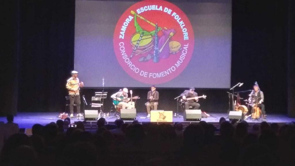 Actuación de Entavía en el Teatro Ramos Carrión