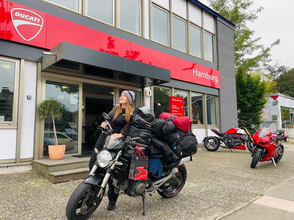 Silvia Caballero en una de las tiendas de Ducati