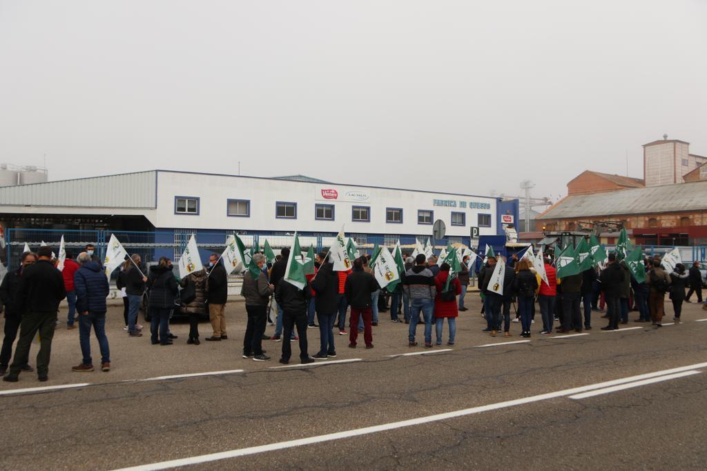 manifestantes por el precio de la leche.