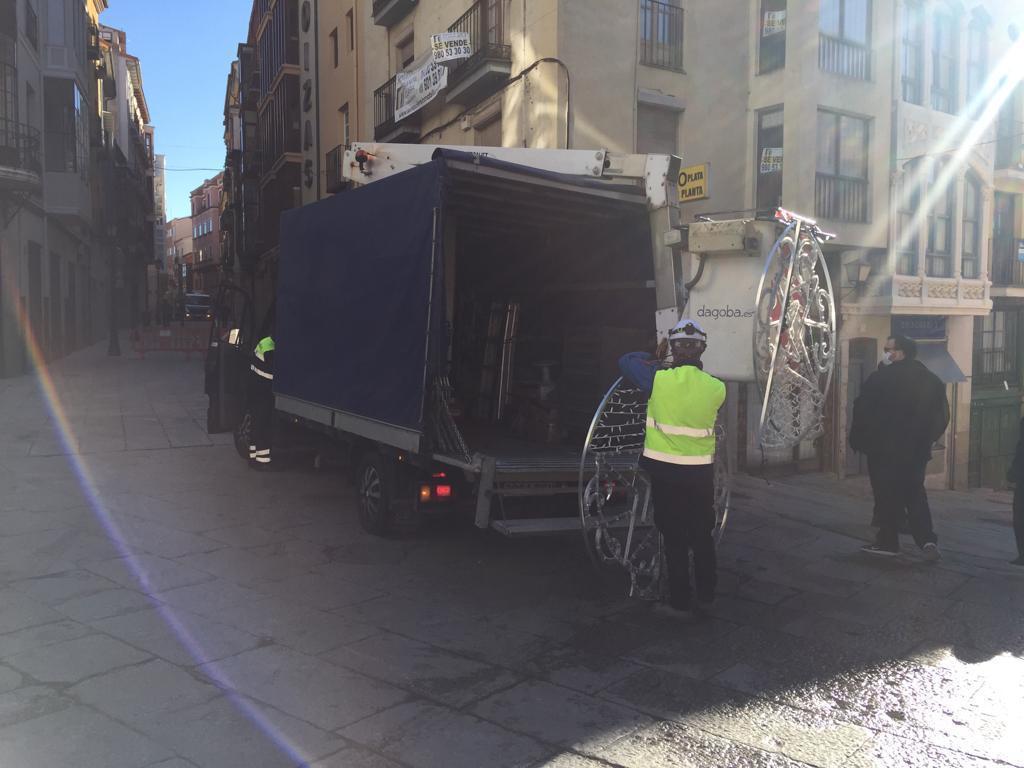 Operarios municipales instalando luces de Navidad, en Zamora.