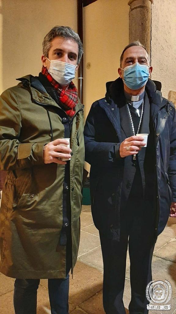 Obispo con Israel en el café solidario