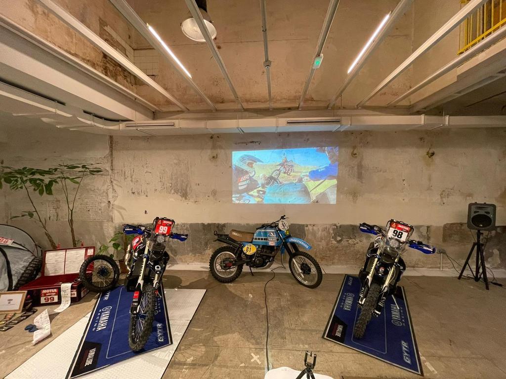 Motos pano presentación equipo Pont Grup Yamaha
