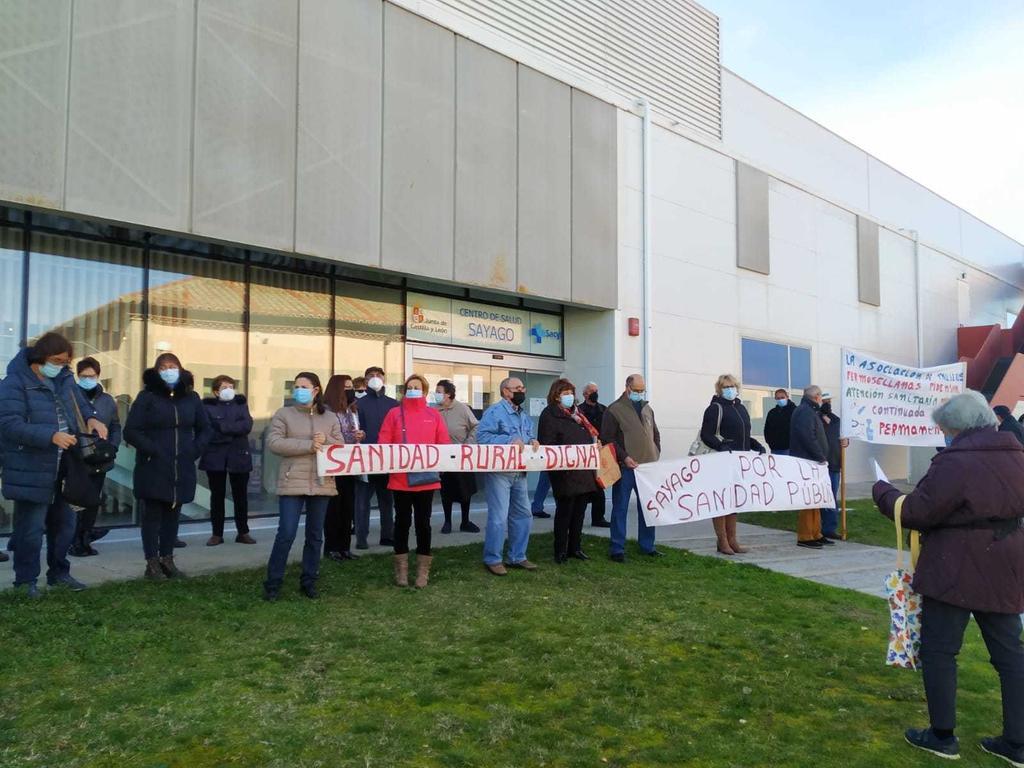 Concentración en favor de la sanidad en Bermillo