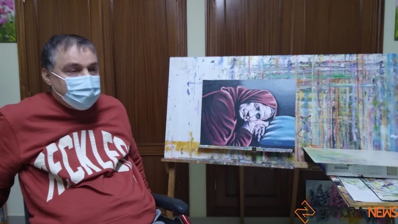 Víctor Berrocal, con el cuadro de su abuela