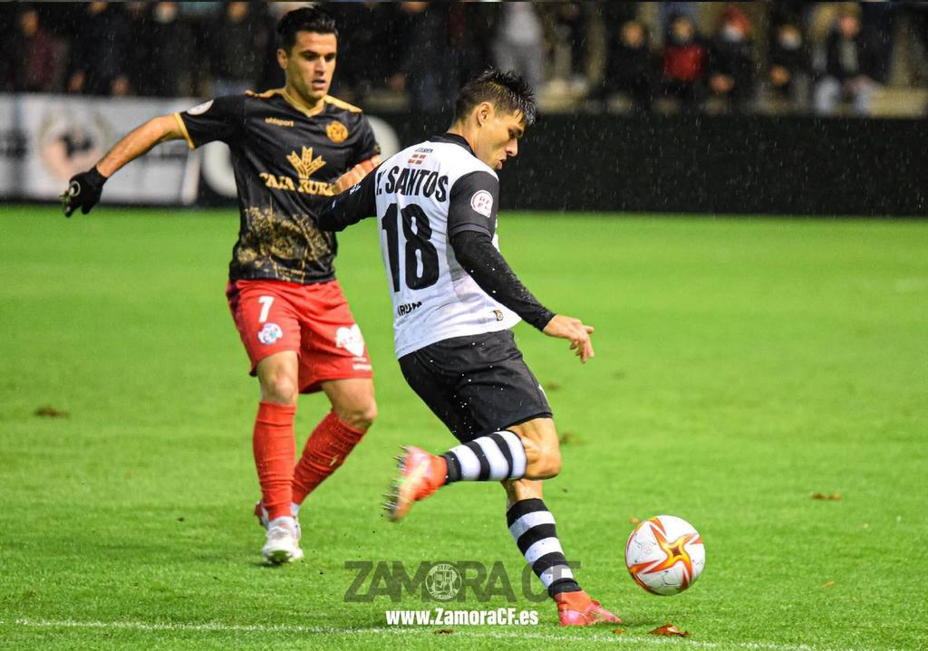 Dani Hernández defiende ante Santos una jugada Del Real Unión de Irún. | FOTO: Zamora CF