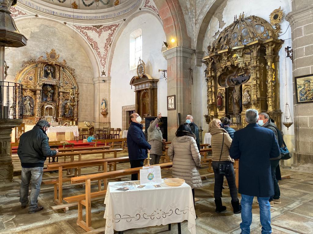 Visita de los empresarios y autónomos a la iglesia de San Miguel en Gáname
