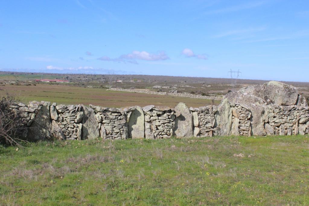 Pared de piedra conocida en la zona como cortinas