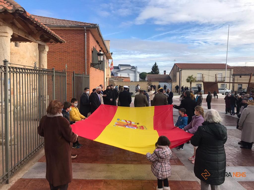 Ceremonia de izado de la bandera de España en Roales.