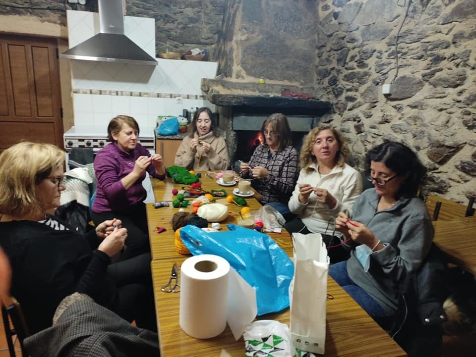 Vecinas de Porto reunidas tejiendo. Fotogracía: CEDIDA