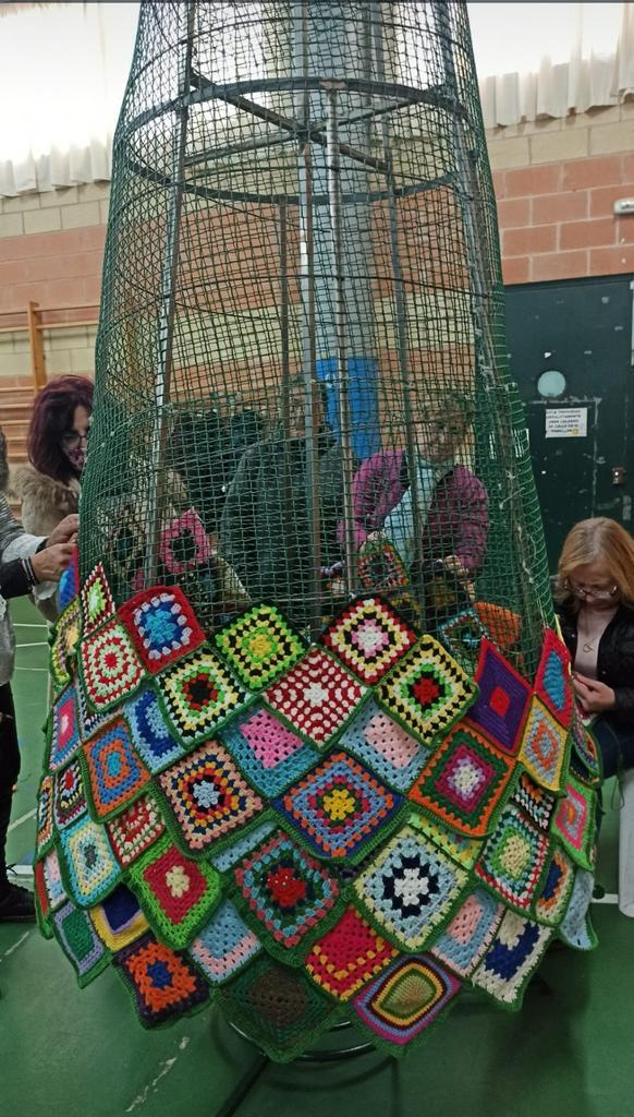 Árbol de ganchillo realizado por las Águedas de San José Obrero. Fotografía: CEDIDA
