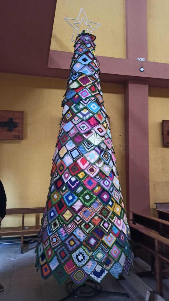 Árbol de ganchillo realizado por las Águedas de San José Obrero. Fotografía: CEDIDA