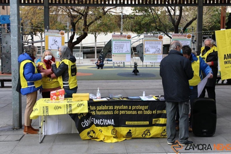 Mesa de Amnistía Internacional en la Plaza de la Constitución