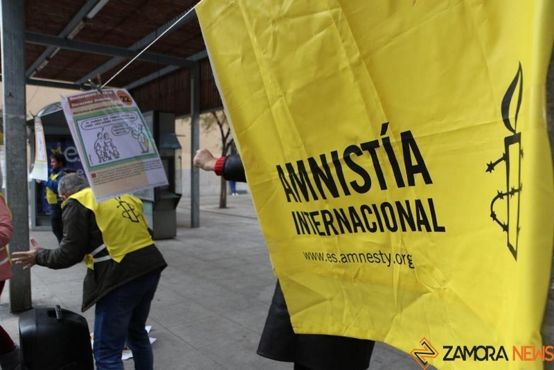 Mesa de Amnistía Internacional en la Plaza de la Constitución