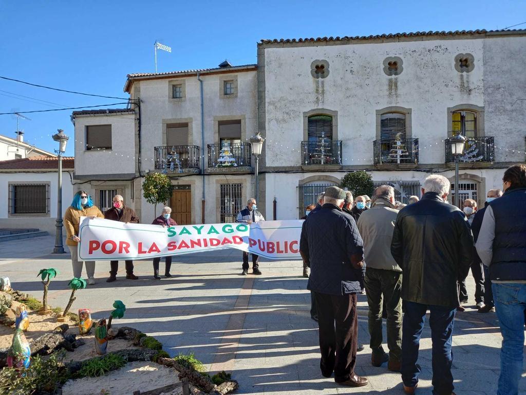 Presencia del cartel reivindicativo por la Sanidad de Sayago durante la presentación del transporte a demanda. Fotografía: CEDIDA