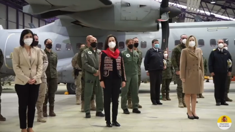 Carolina Darias y Margarita Robles durante el acto en agradecimiento a los militares que garantizaron garantizar la llegada de las vacunas contra la COVID19 a todo el territorio
