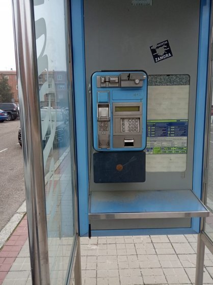 Cabina sin teléfono en la calle Juan Sebastián Elcano