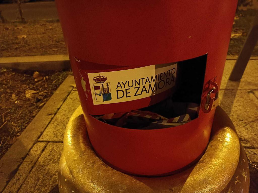Estado de uno de los buzones navideños tras un acto de vandalismo. Fotografía: Facebook vía JLCC