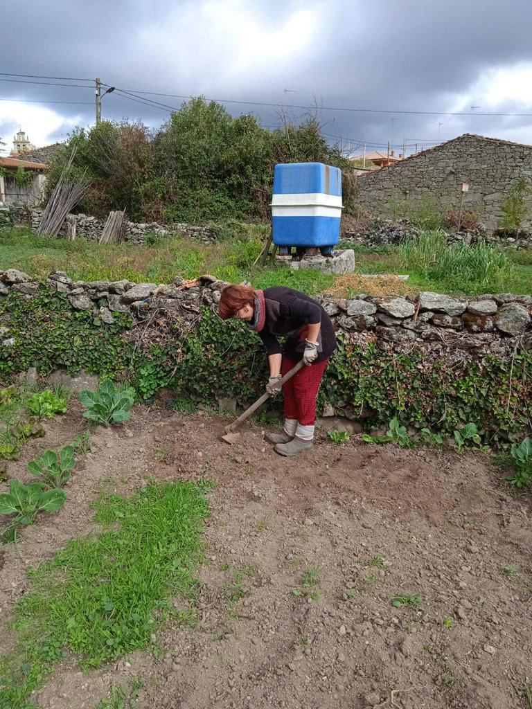 Michaela con su perro junto a una de las obras de la asociación La Peña Redonda