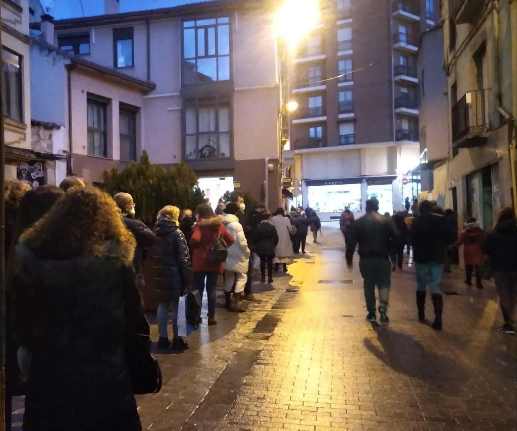 Colas anoche en Confitería Barquero