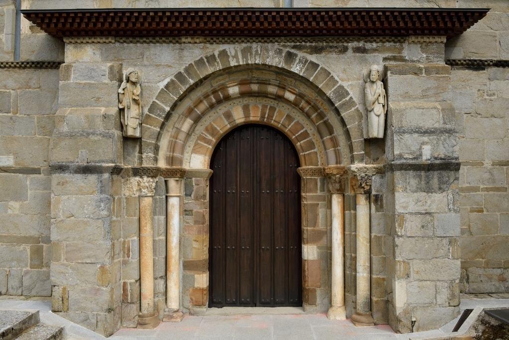 Portada meridional iglesia de Santa Marta de Tera