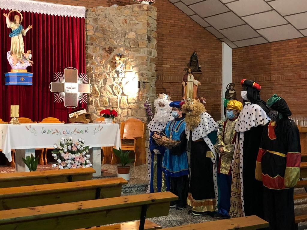 Los Reyes Magos visitando al niño Jesús en la iglesia de Nuestra Señora de la Asunción de Litos: Fotografía: EAB vía Facebook