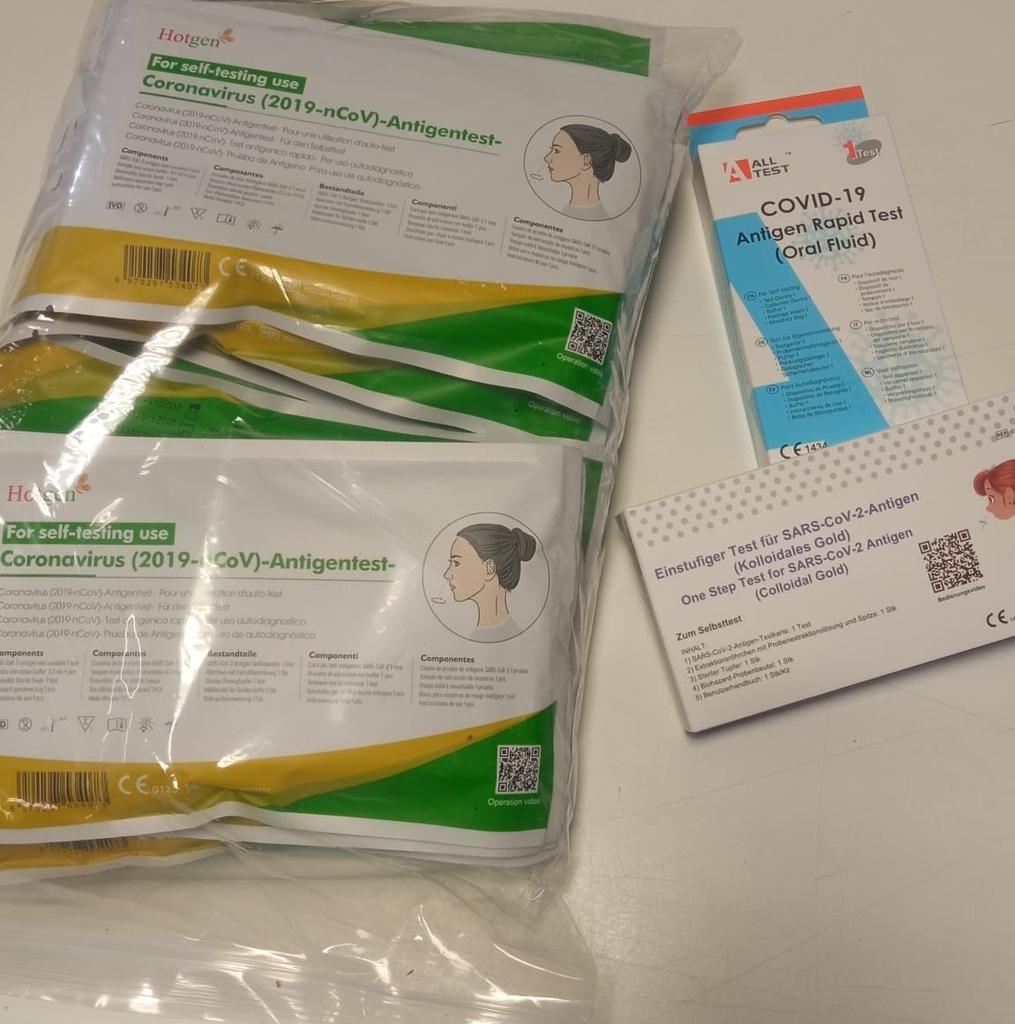 Diferentes test de antígenos disponibles en una farmacia de Zamora