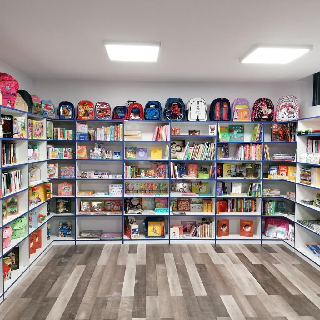 Foto del interior de la nueva librería Laumar