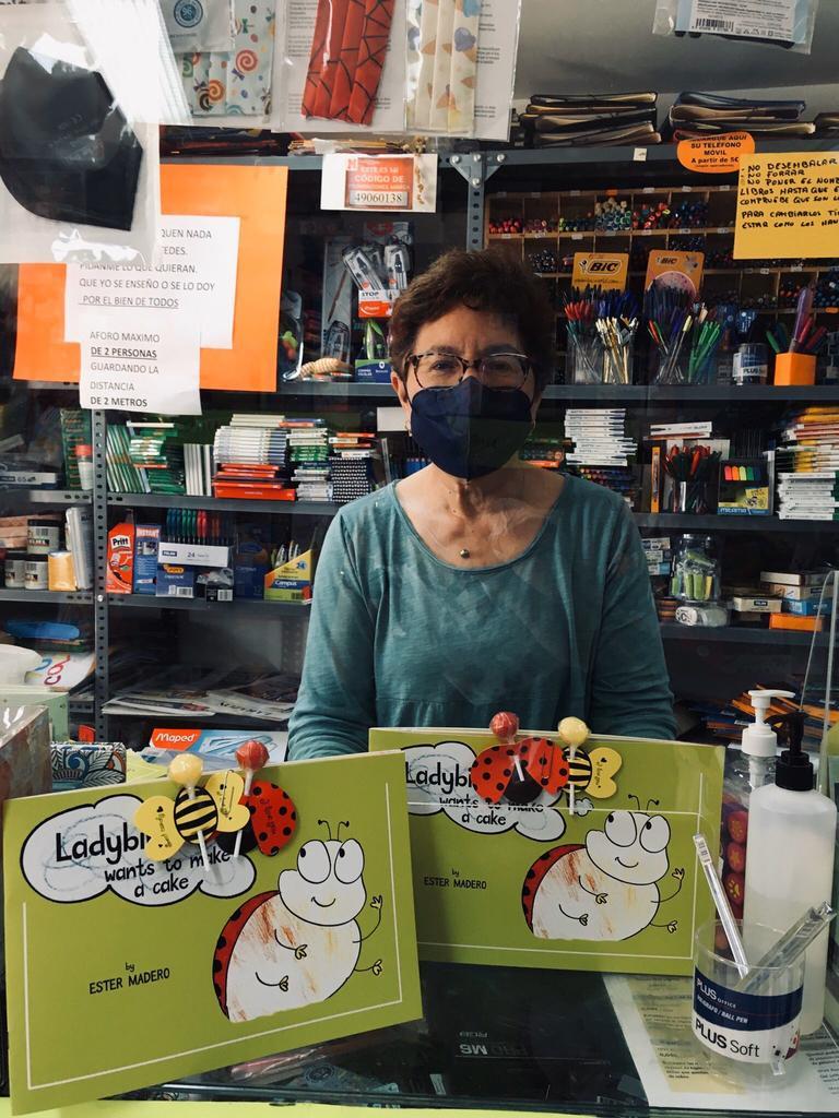 Pilar tras el mostrador de su antigua librería en Villaralbo