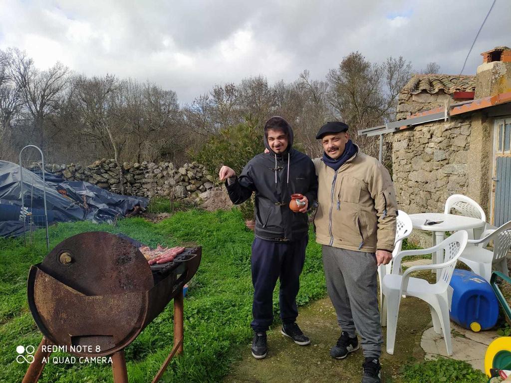 Jorge y su hijo mayor Facundo, que los visitó durante las Navidades