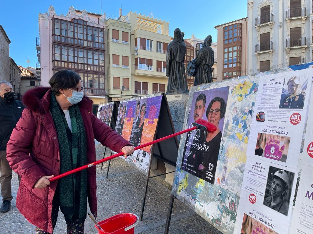 Pegada de carteles Unidas Podemos en la Plaza Mayor de Zamora.