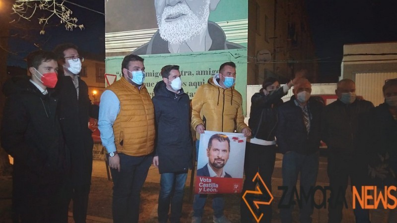 PSOE pegada carteles