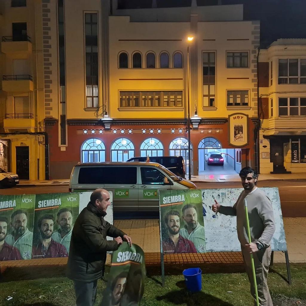 Pega de carteles en el arranque de la campaña el pasado 28 de enero
