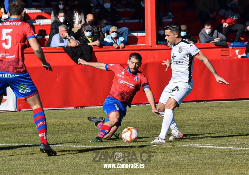 Dani Hernández disputa una bola en el encuentro entre el Zamora CF y el CD Calahorra. | FOTO: Zamora CF