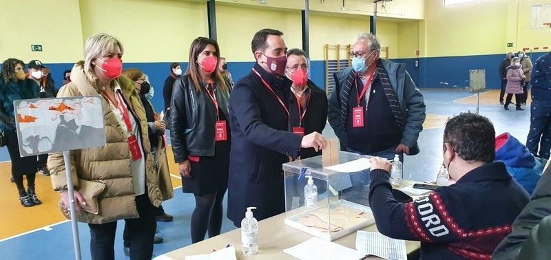 Alcalde de Benavente votando